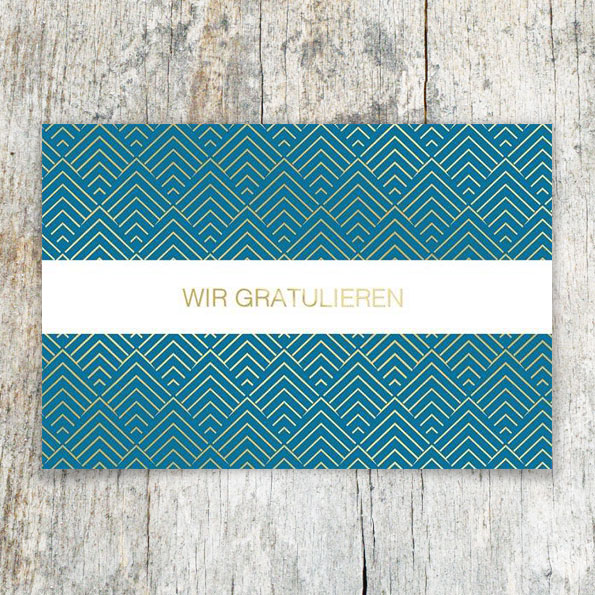 Moderne Glückwunschkarten mit blauem Hintergrund, weißer Banderole, goldenem Text und goldenen geometrischen Formen.