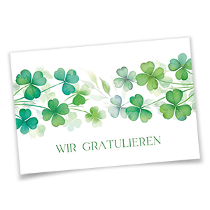 Glückwunschkarte mit grünen, vierblättrigen Kleeblättern