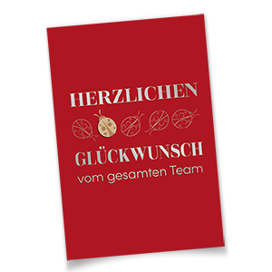 Rote Glückwunschkarte mit Holz-Marienkäfer und silbernen Texten.